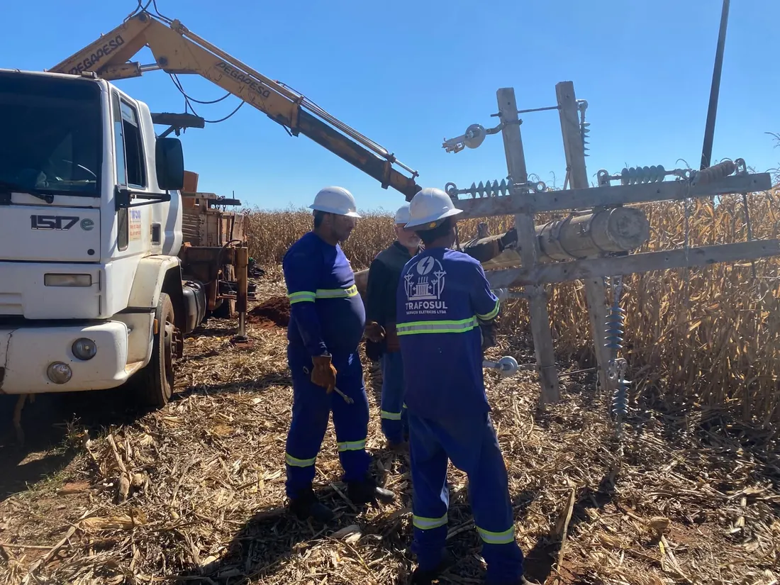 Equipe da Trafosul em obra de rede elétrica rural