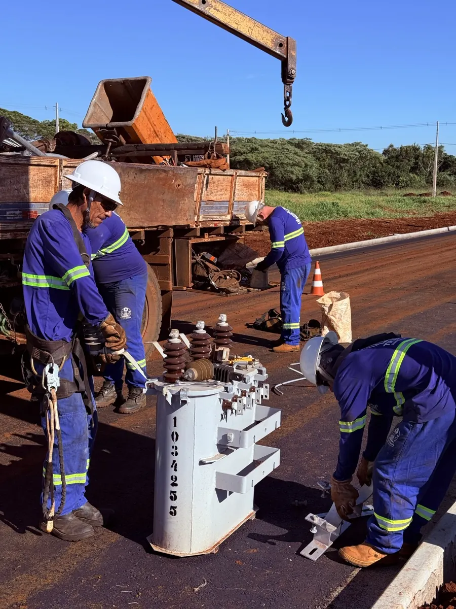 Equipe da Trafosul montando transformador em campo