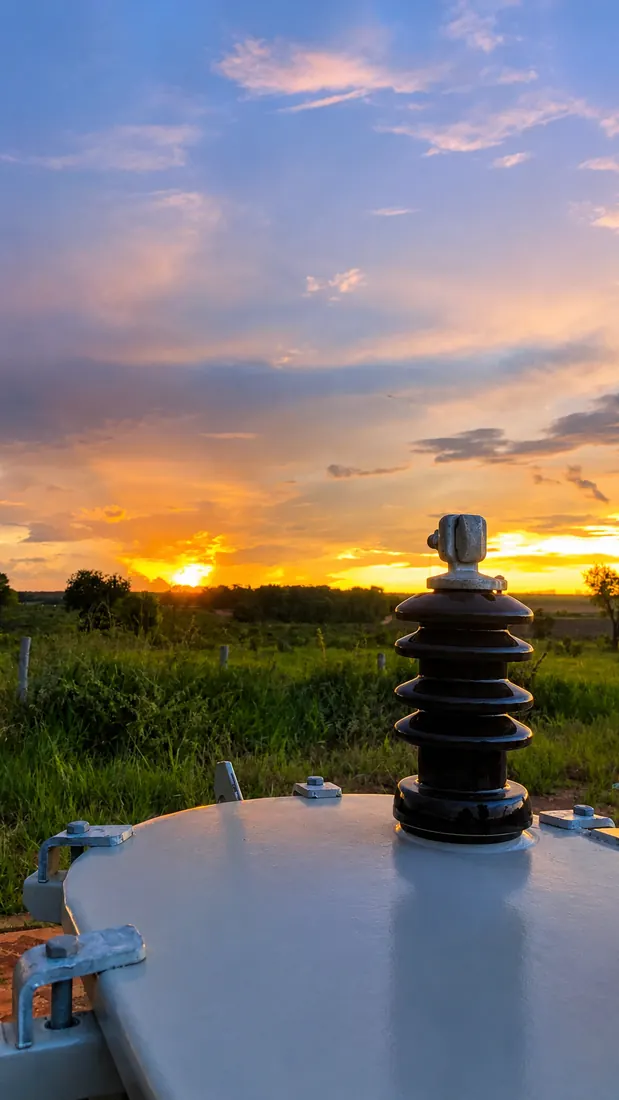 Isolador de rede elétrica ao pôr do sol